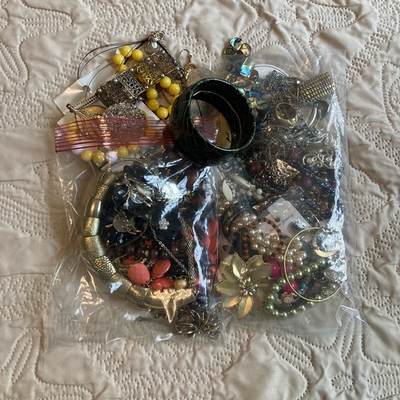 ☘️Lot of Costume Jewelry - 3lbs - Picture 1 of 3